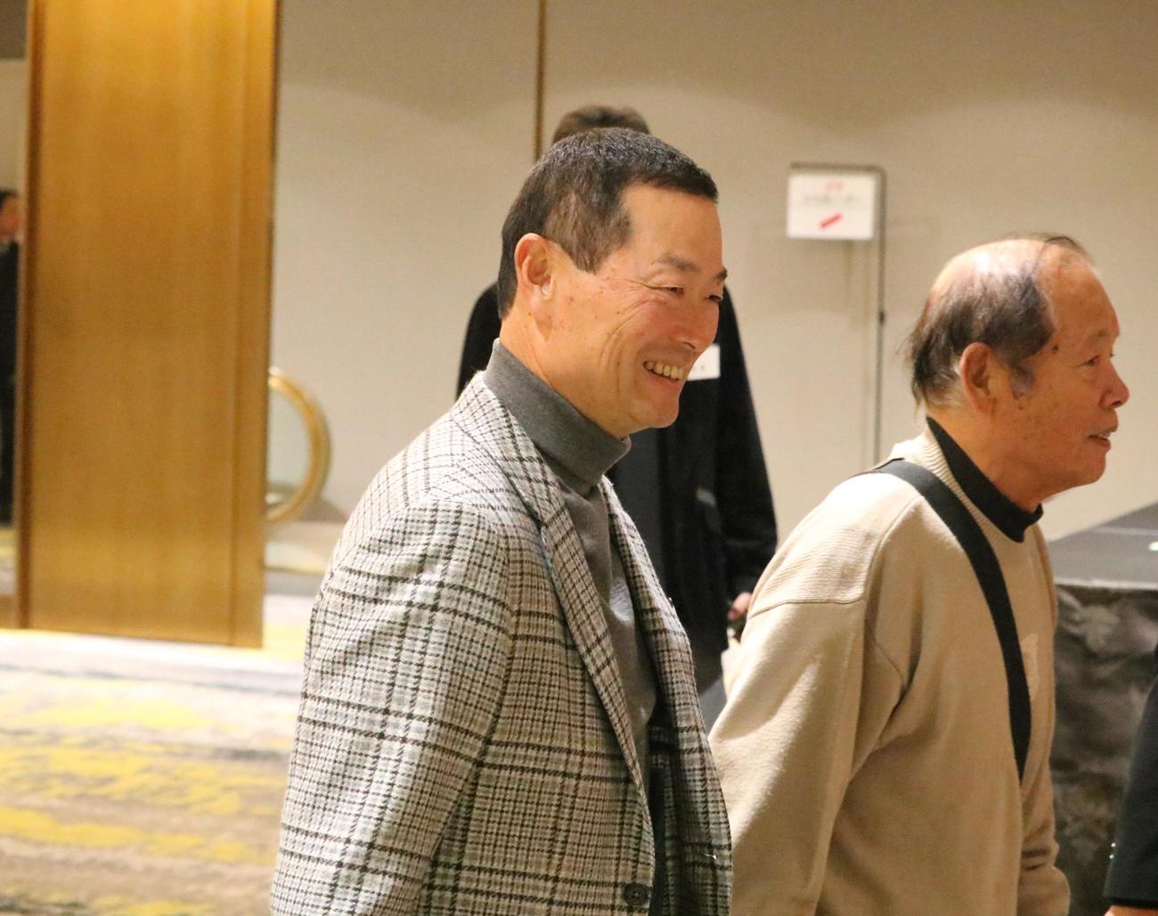 PL学園の桑田OB会長が硬式野球部OB会懇親会会場に入る（撮影・林亮佑）