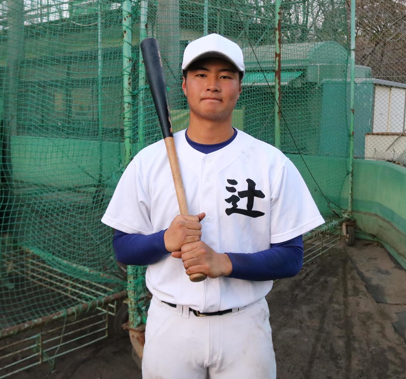 履正社の辻がバットを手にポーズをとる（撮影・林亮佑）