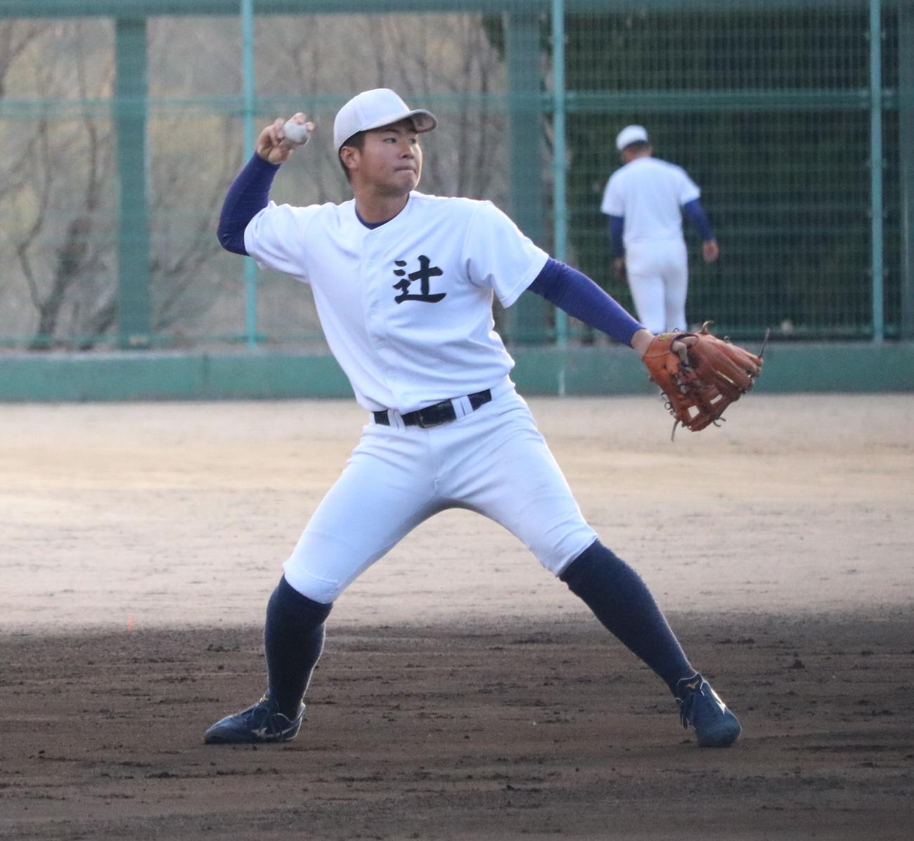 履正社の辻が遊撃でノックを受ける（撮影・林亮佑）