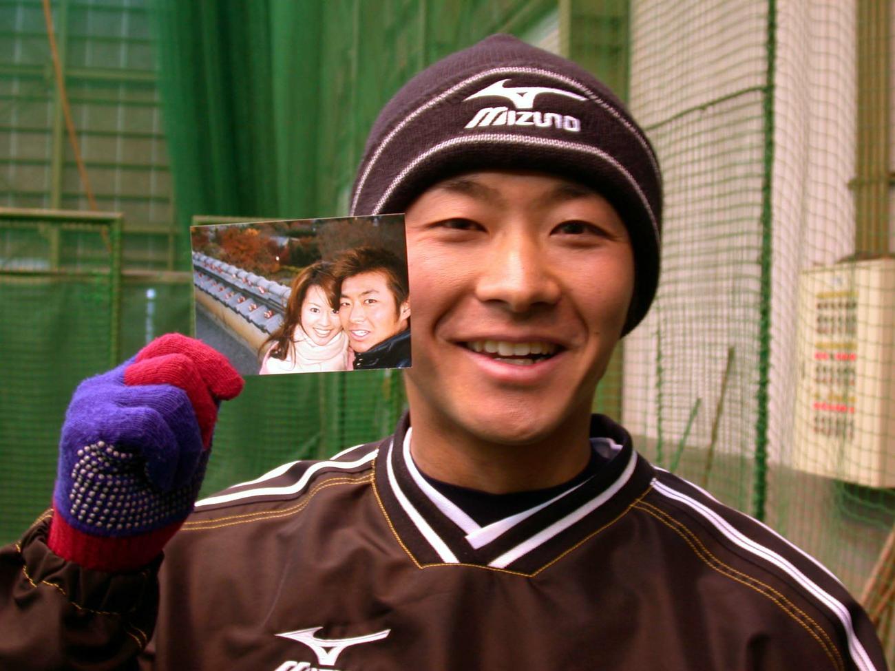2004年オリックス自主トレで竜太郎（辻竜太郎）は新婦の洋美さんとの2ショット写真を手に笑顔を見せた（2004年1月20日撮影）