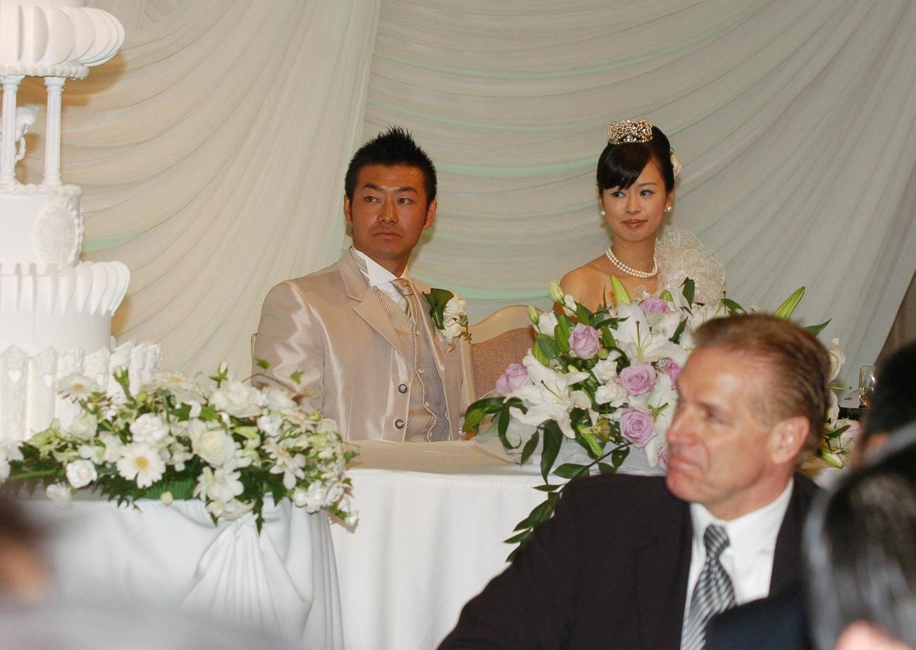 楽天・竜太郎（辻竜太郎　奥左）と洋美さんの結婚披露宴に出席した楽天マーティ・キーナートGM（手前）（2004年12月5日撮影）