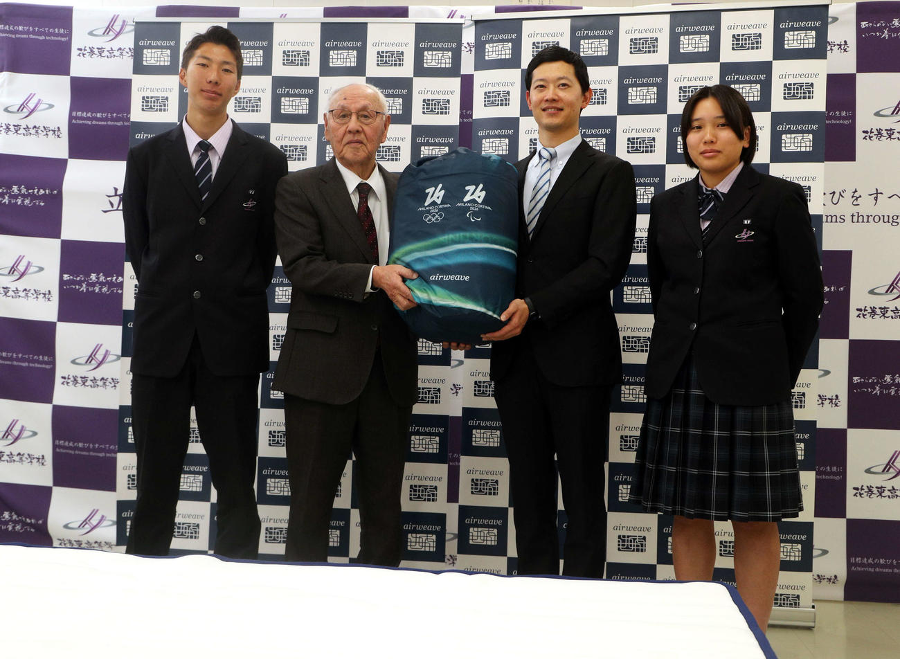 パートナー契約締結式に出席した、左から花巻東の椎野主将、小田島理事長兼校長、株式会社エアウィーヴ・水野氏、花巻東・神山主将（撮影・木村有優）