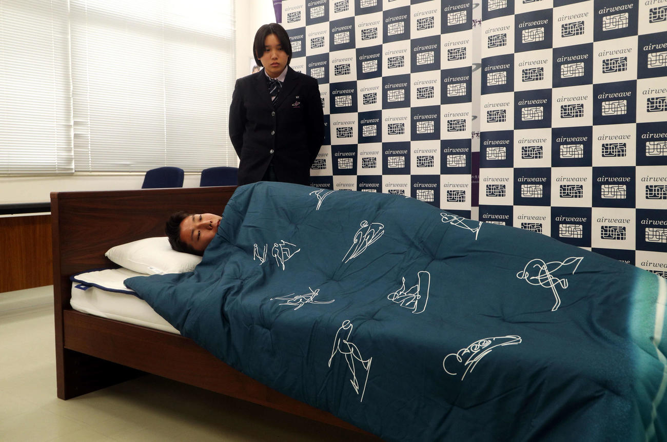 エアウィーブのマットレスを体験する花巻東サッカー部の椎野主将。後方は女子硬式野球部の神山主将（撮影・木村有優）