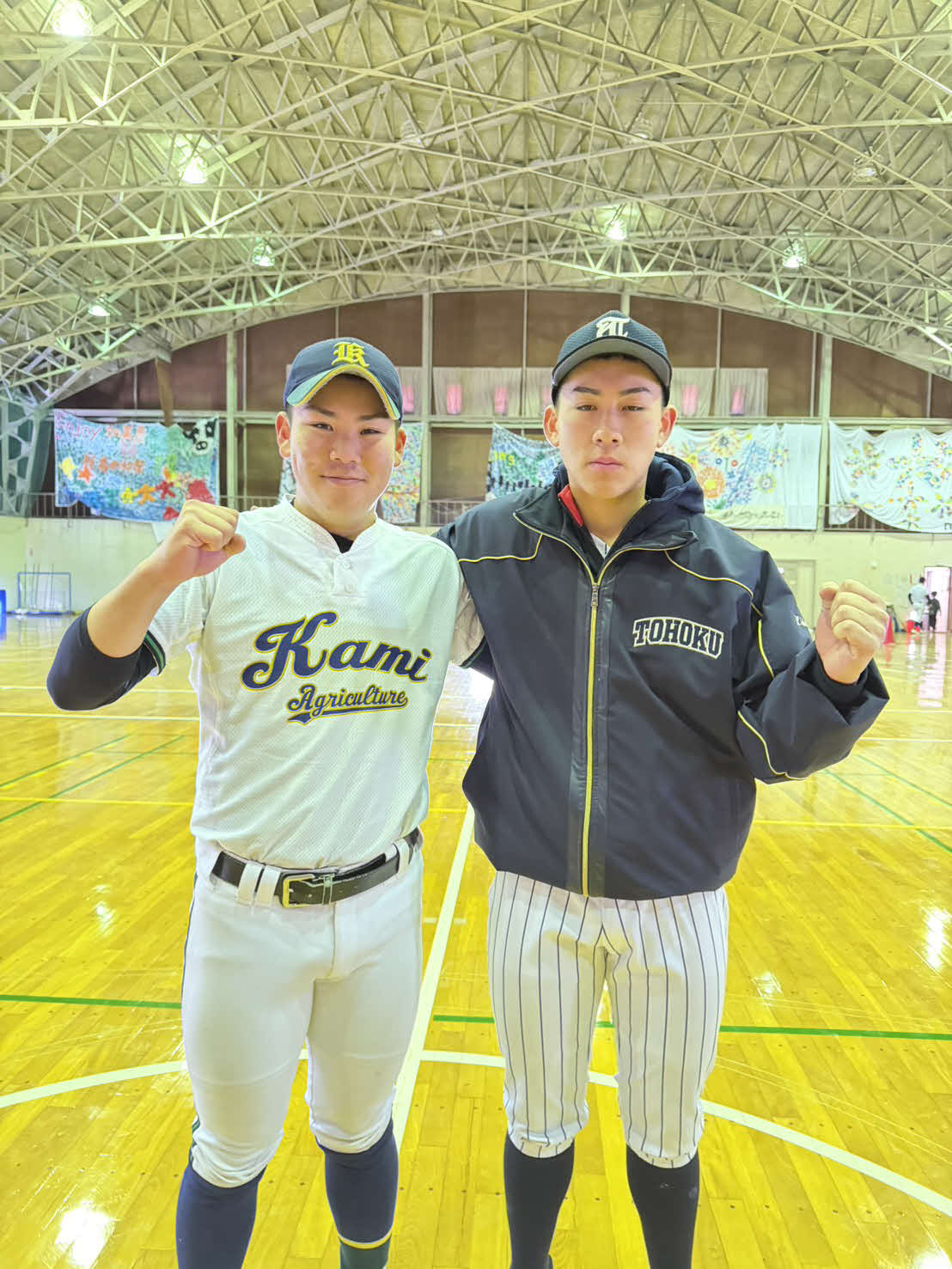 ガッツポーズする加美農・佐藤（左）と東北・高橋（撮影・木村有優）