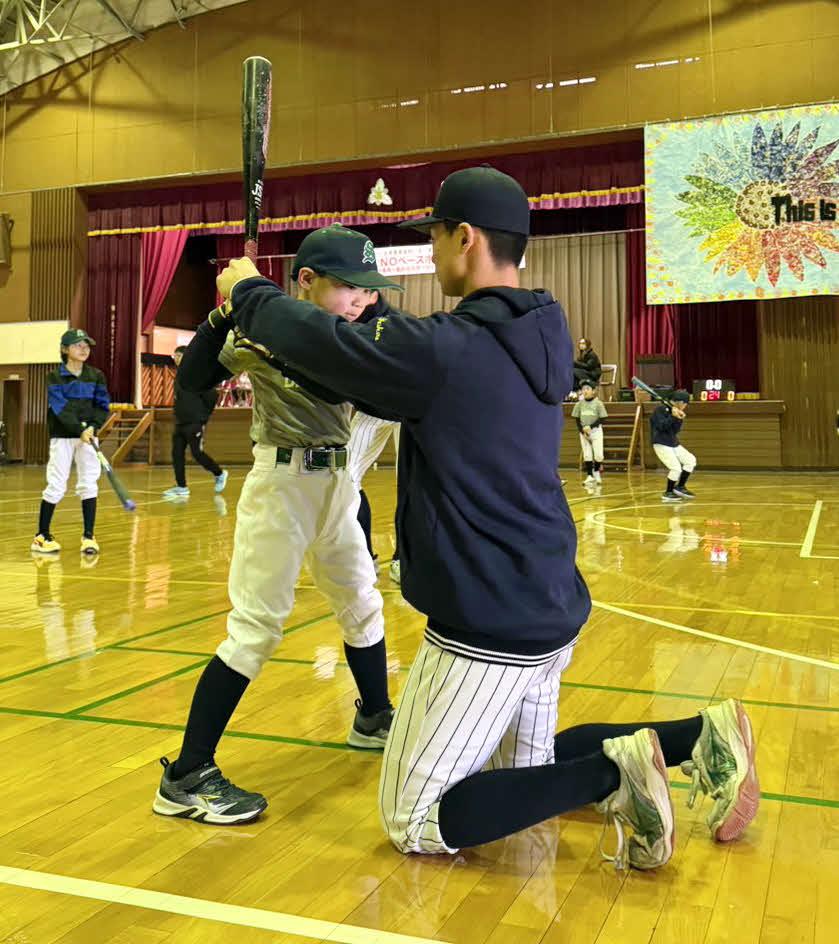 打撃指導する東北の選手（撮影・木村有優）