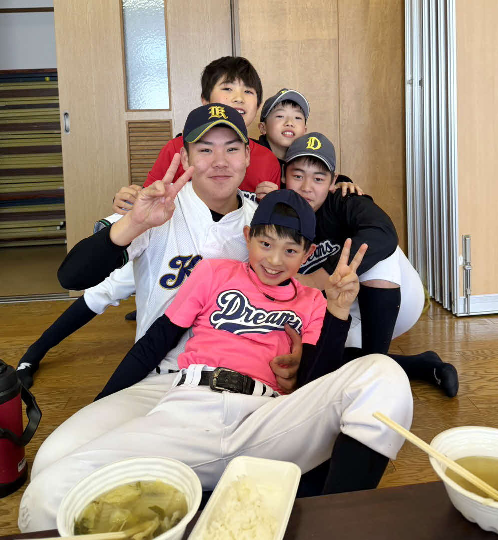 参加者と昼食を食べる加美農・佐藤（手前から2人目）（撮影・木村有優）