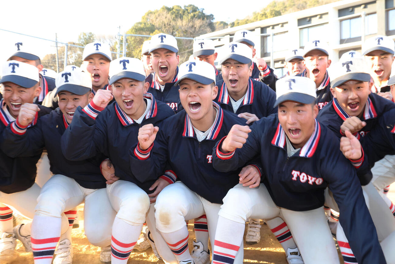 センバツ出場が決まり喜びを爆発させる松本主将（右から3人目）と東洋大姫路ナイン（撮影・白石智彦）
