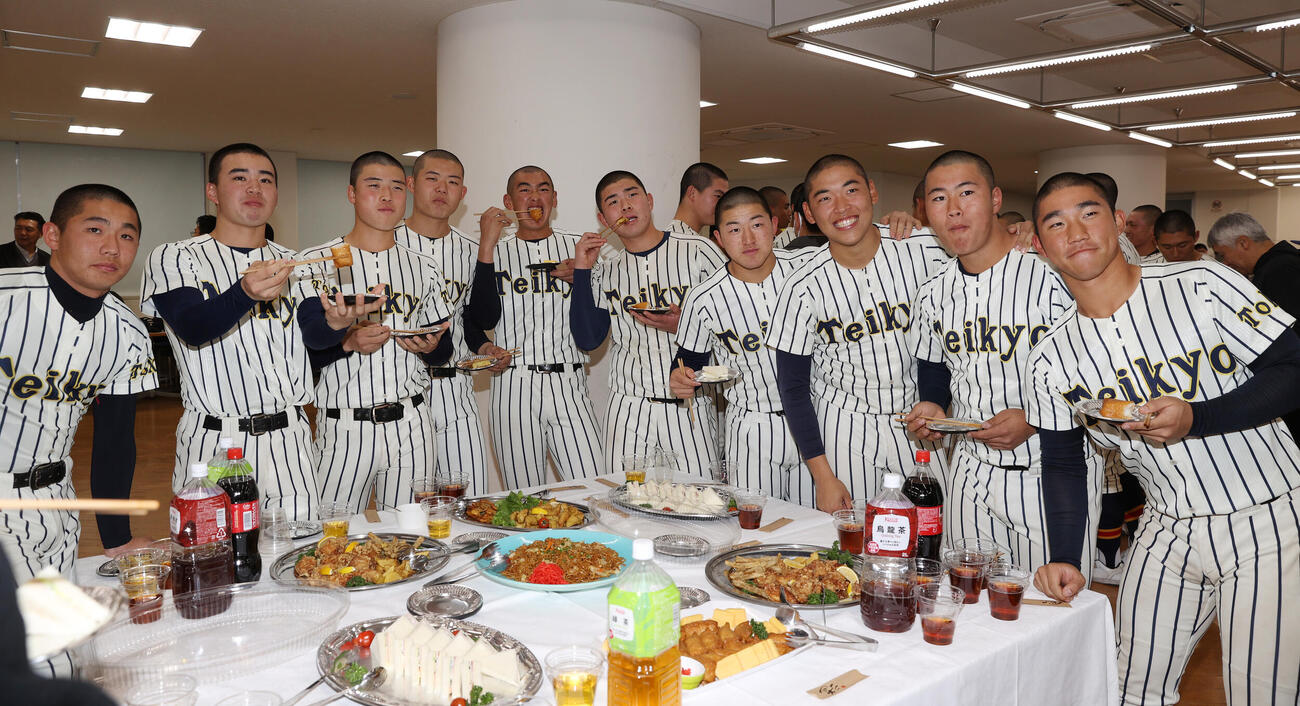 センバツ出場が決定した帝京ナインは軽食をとる（撮影・柴田隆二）