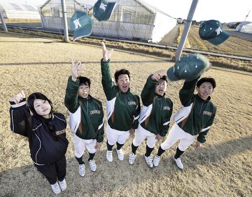 21世紀枠で選抜高校野球大会の初出場が決まり、喜ぶ高知農の選手たち（共同）