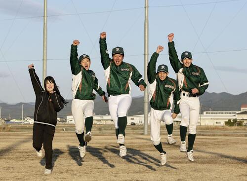 21世紀枠で選抜高校野球大会の初出場が決まり、喜ぶ高知農の選手たち（共同）