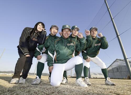 21世紀枠で選抜高校野球大会の初出場が決まり、喜ぶ高知農の選手たち（共同）