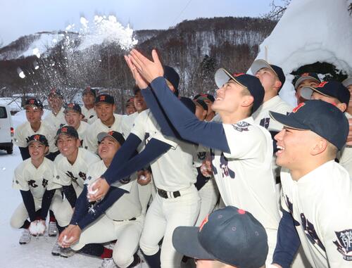 雪を舞あげて歓喜する北照ナイン（撮影・奥村晶治）