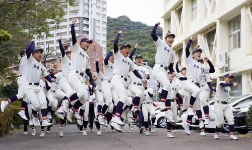 21世紀枠で出場が決まり、喜ぶ長崎西の選手たち（共同）