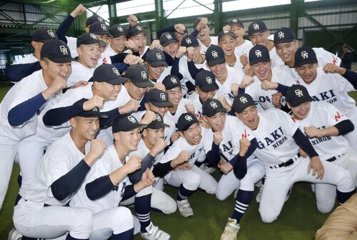 選抜高校野球大会への出場が決まり、喜ぶ大垣日大の選手たち（共同）