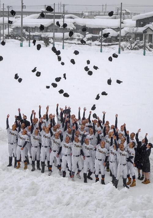 選抜高校野球大会の初出場が決まり、喜ぶ帝京長岡の選手ら
