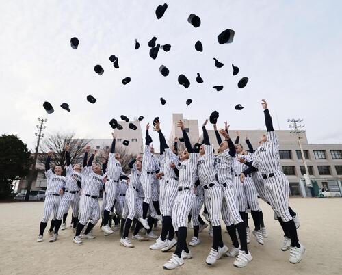 選抜高校野球大会への出場が決まり、帽子を投げて喜ぶ九州国際大付の選手たち（共同）