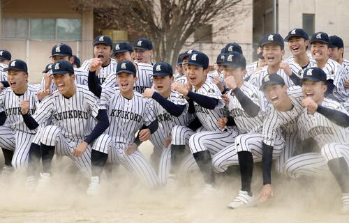 選抜高校野球大会への出場が決まり、笑顔でポーズをとる九州国際大付の選手たち（共同）