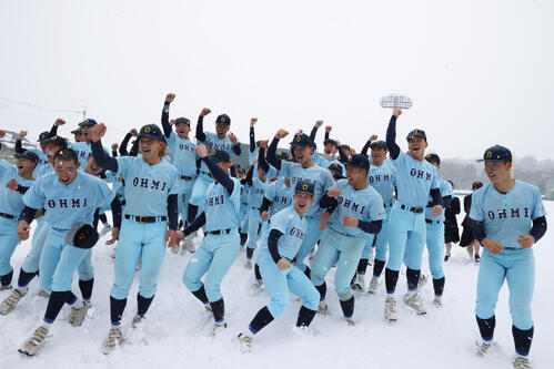 センバツ出場が決定し喜ぶ近江の選手たち（撮影・上山淳一）