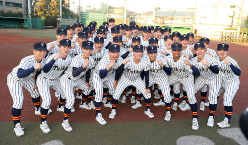 センバツ出場が決定し喜ぶ帝京ナイン（撮影・柴田隆二）