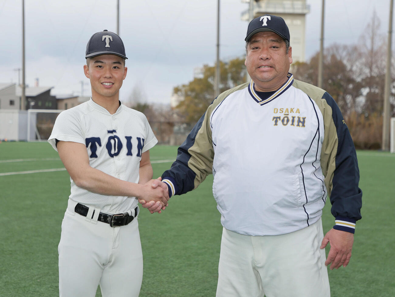 センバツ出場が決定し握手を交わす大阪桐蔭・黒川主将（左）と西谷浩一監督（撮影・宮崎幸一）