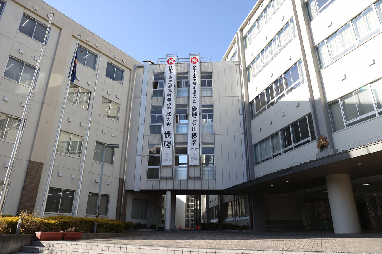 帝京高校の校舎に「秋季東京都高等学校野球大会優勝」のたれ幕が飾られていた（撮影・柴田隆二）
