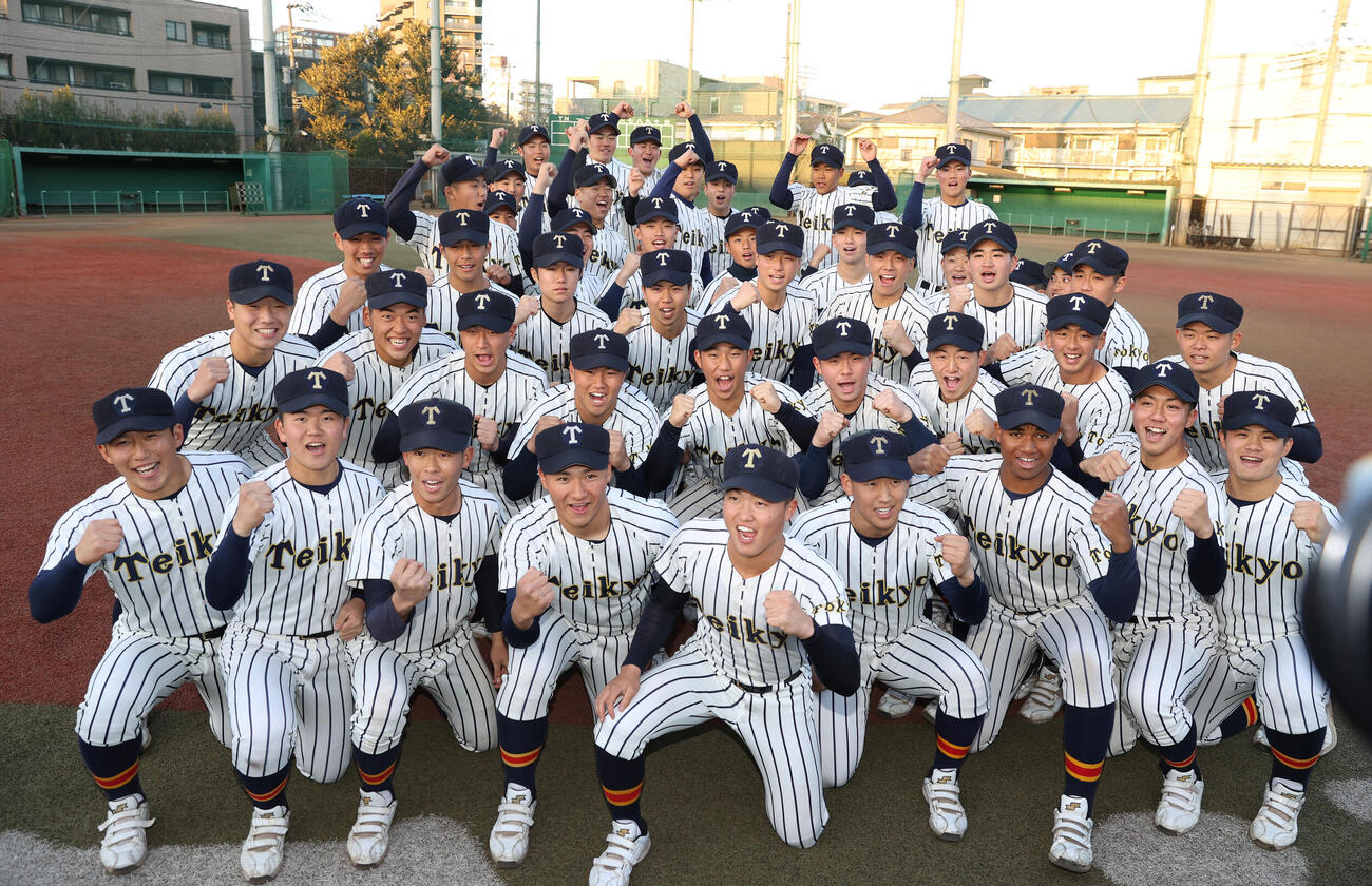 センバツ出場が決定し喜ぶ帝京ナイン（撮影・柴田隆二）