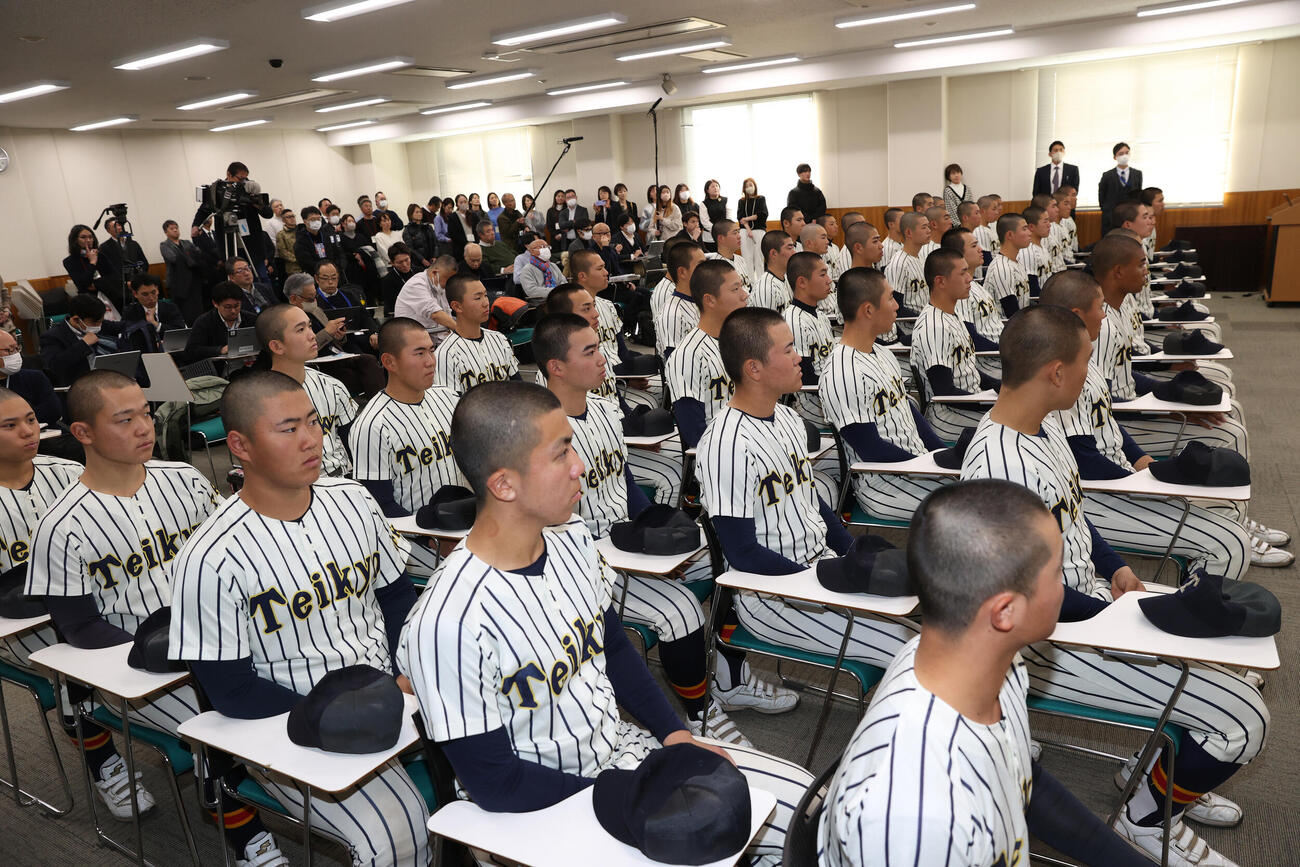 センバツ出場の発表を待つ帝京ナイン　（撮影・柴田隆二）