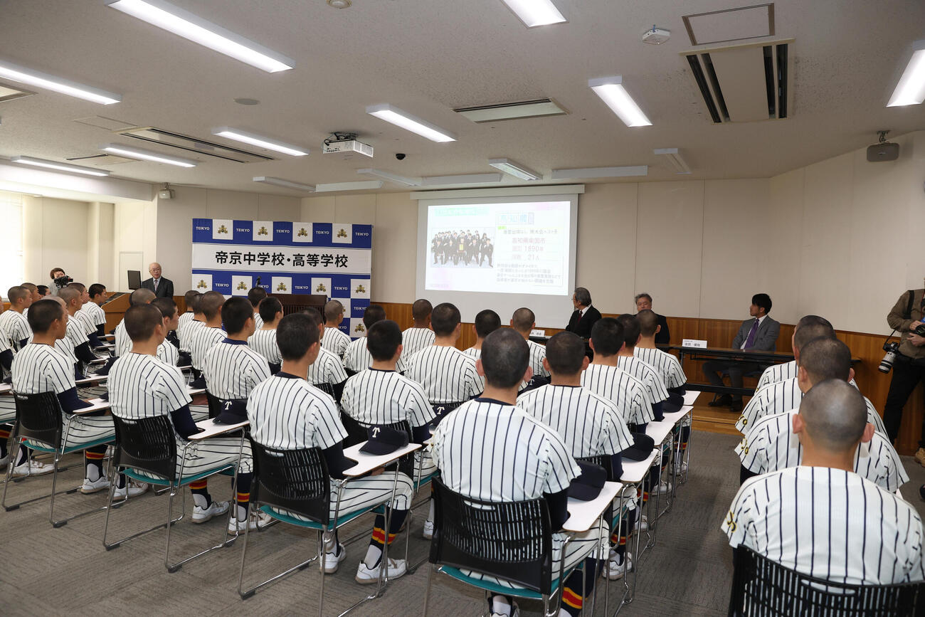 センバツ出場の発表を待つ帝京ナイン　（撮影・柴田隆二）