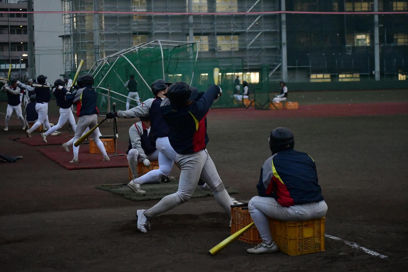 第98回選抜高校野球の出場校発表前日に学校内のグラウンドで練習を行う帝京の選手たち（撮影・平山連）