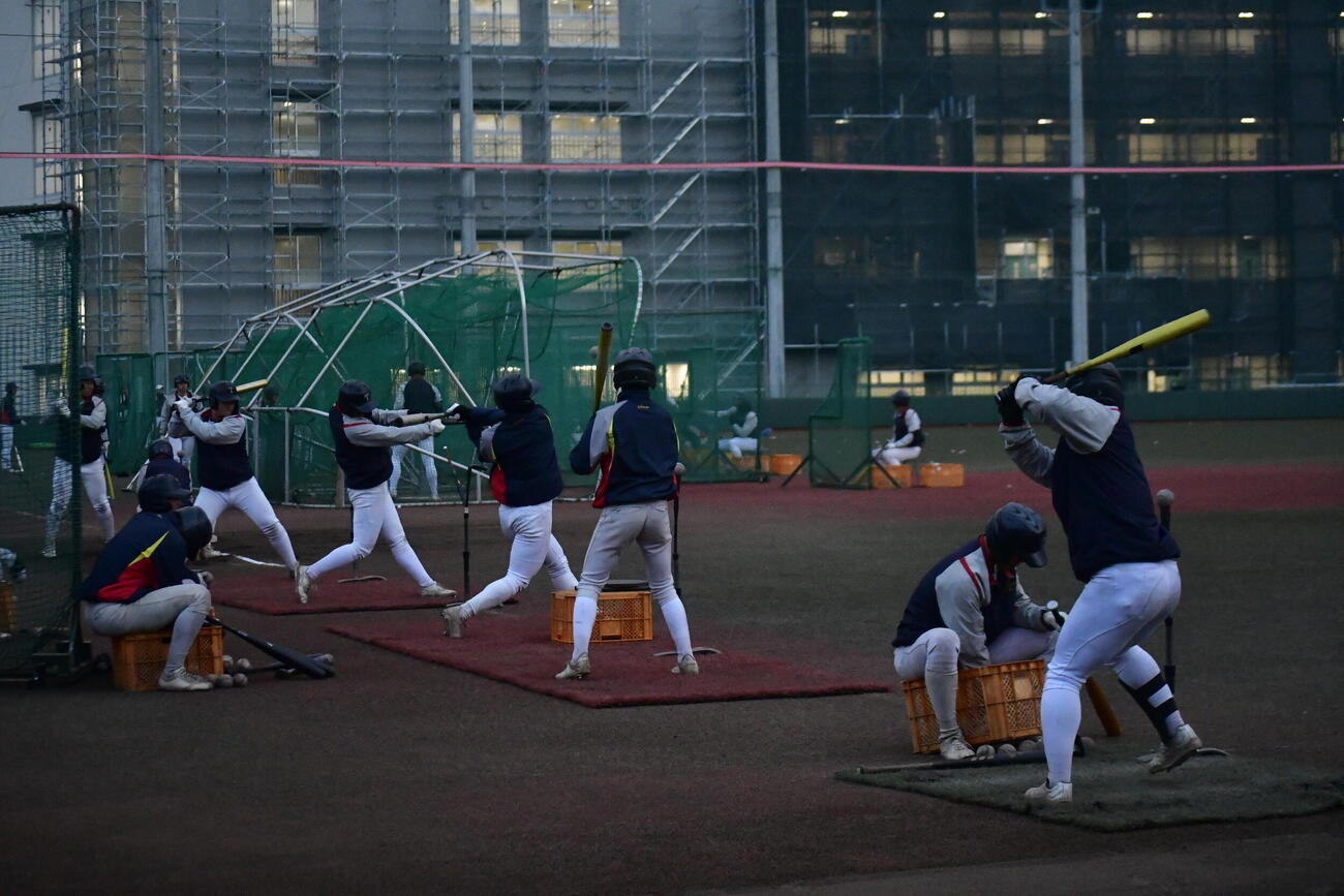 第98回選抜高校野球の出場校発表前日に学校内のグラウンドで練習を行う帝京の選手たち（撮影・平山連）
