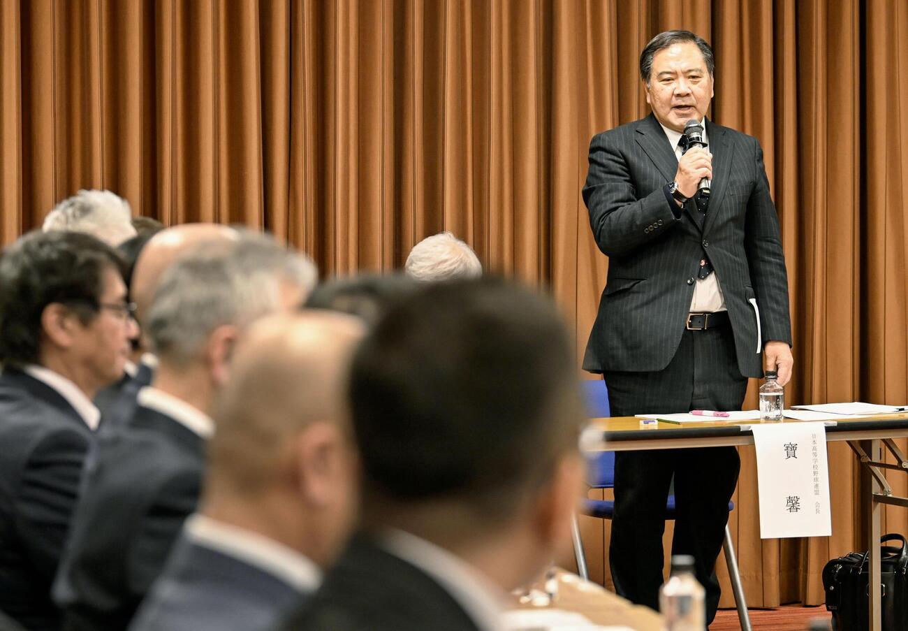 第98回選抜高校野球大会の21世紀枠候補の推薦理由説明会であいさつする日本高野連の宝馨会長＝30日午前、大阪市北区（代表撮影）