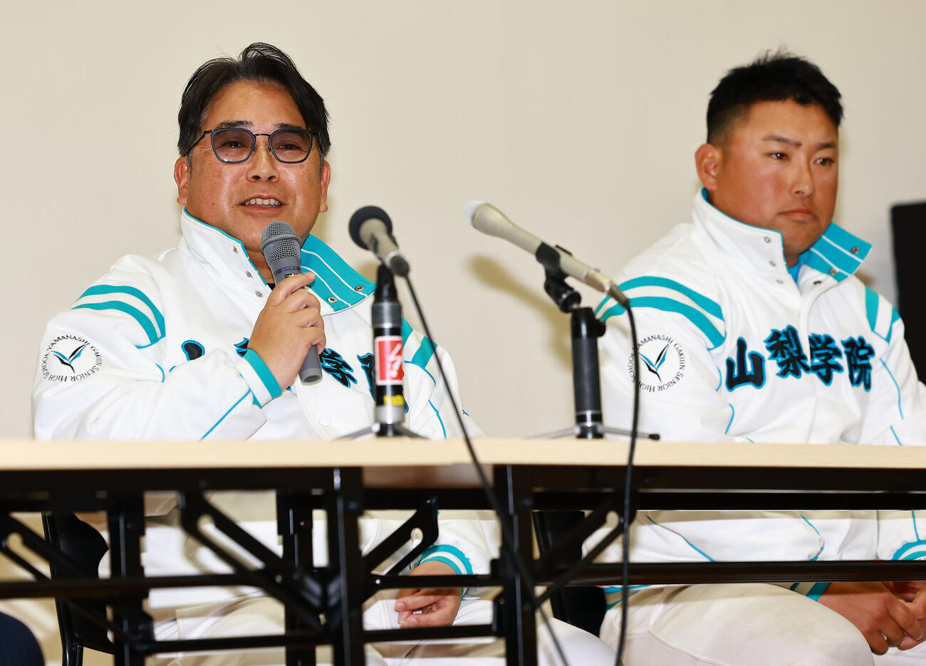センバツ出場が決定し、会見する山梨学院大付・吉田洸二監督（左）と吉田健人部長（撮影・野上伸悟）