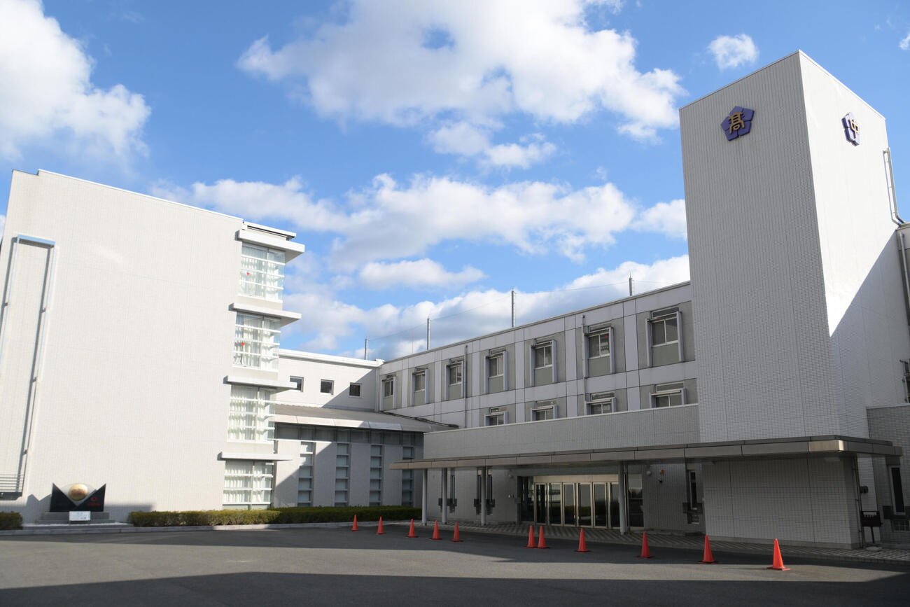 智弁学園高校の外観（撮影・滝沢美穂子）