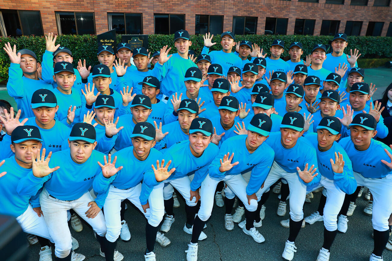 5年連続センバツ出場が決定し、5ポーズで喜ぶ山梨学院の選手たち（撮影・野上伸悟）