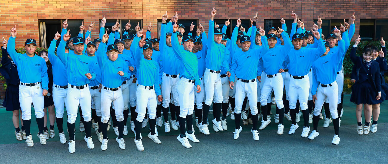センバツ出場が決定し、喜ぶ山梨学院の選手たち（撮影・野上伸悟）