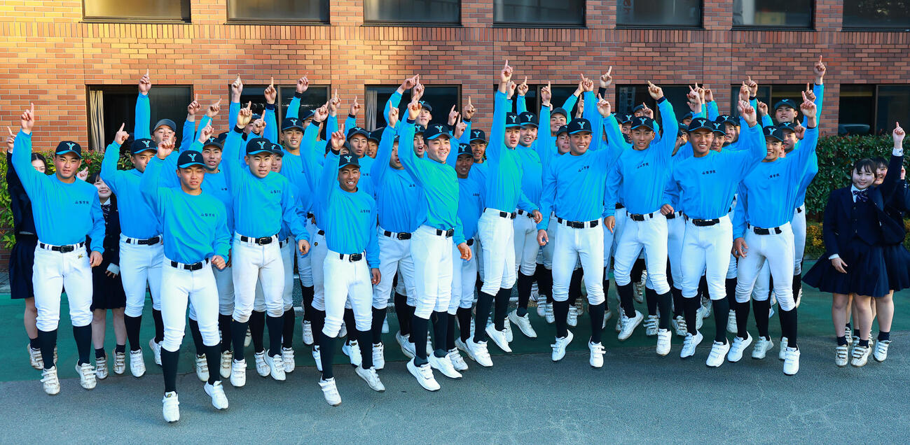 センバツ出場が決定し、喜ぶ山梨学院の選手たち（撮影・野上伸悟）