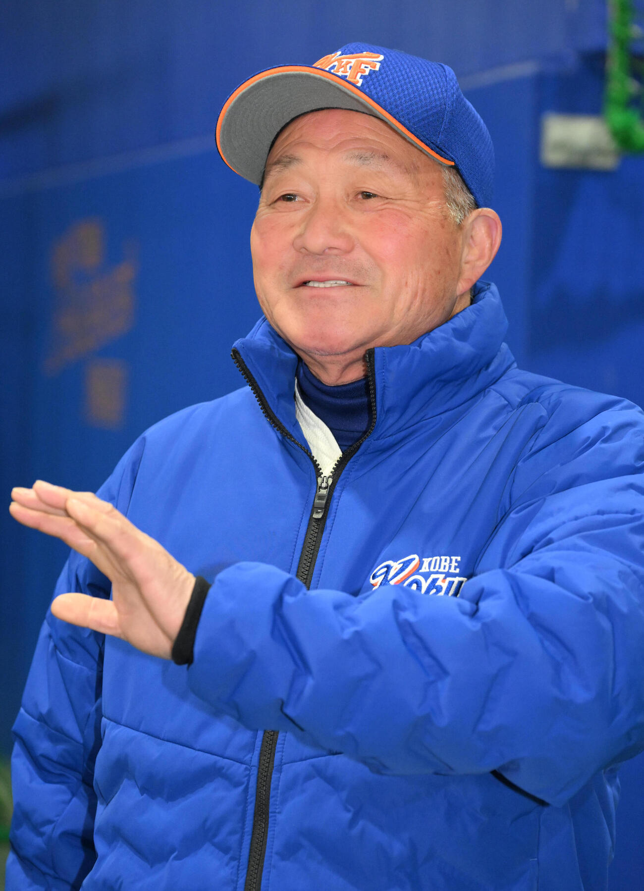 報道陣の質問に答える神戸国際大付・青木尚龍監督（撮影・石井愛子）