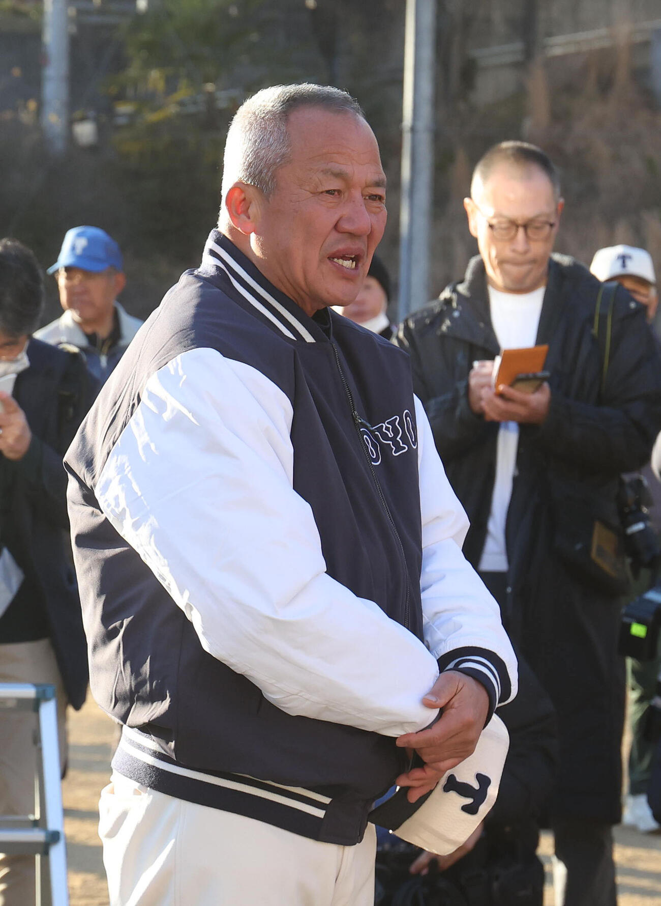 センバツ出場が決まりナインに激励の言葉をかける東洋大姫路・岡田監督（撮影・白石智彦）