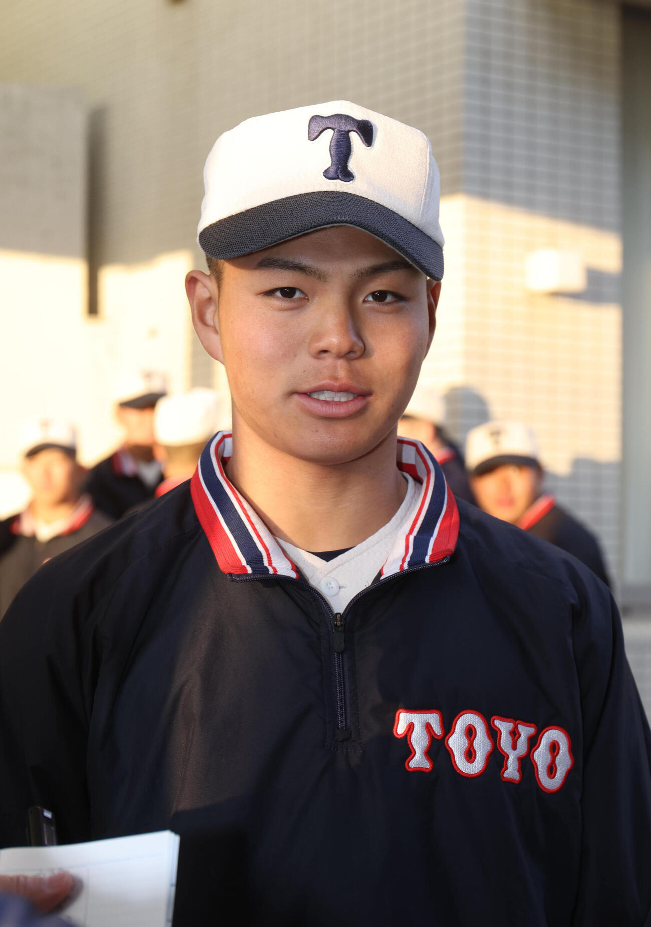 センバツ出場が決まり囲み取材を受ける東洋大姫路・松本主将（撮影・白石智彦）