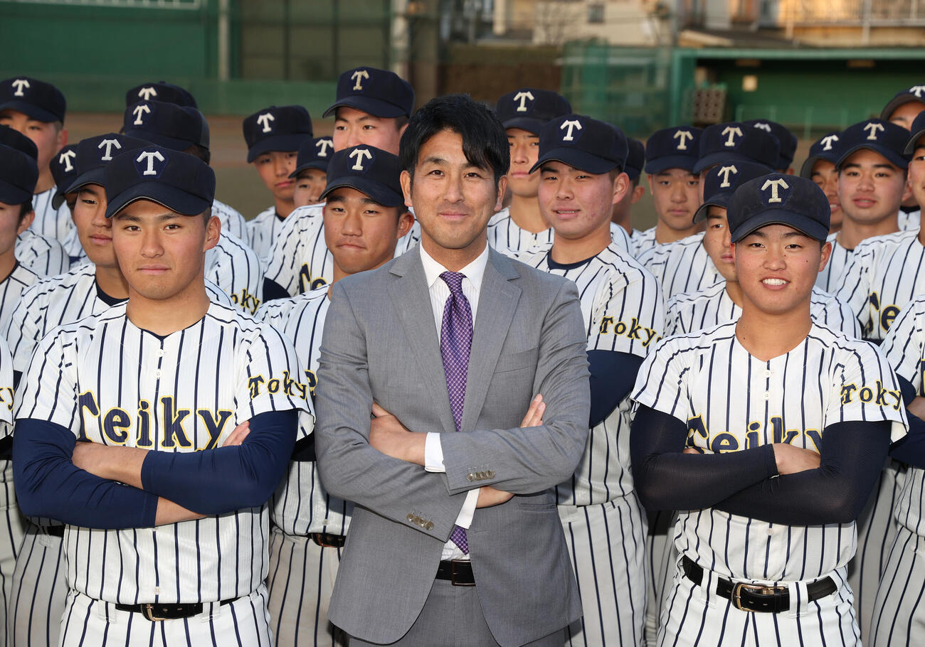 センバツ出場が決定し喜ぶ帝京・金田監督（中央）とナイン（撮影・柴田隆二）