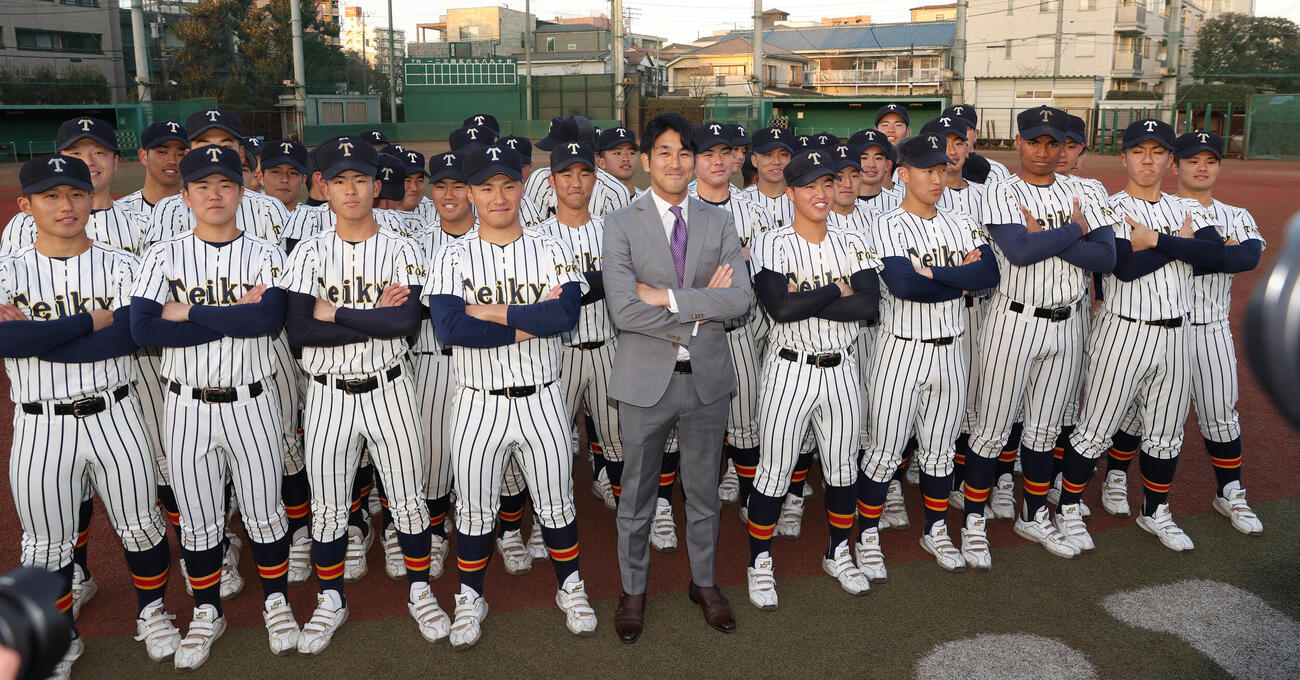 センバツ出場が決定し喜ぶ帝京・金田監督（中央）とナイン（撮影・柴田隆二）