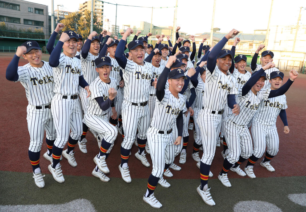センバツ出場が決定し喜ぶ帝京ナイン（撮影・柴田隆二）