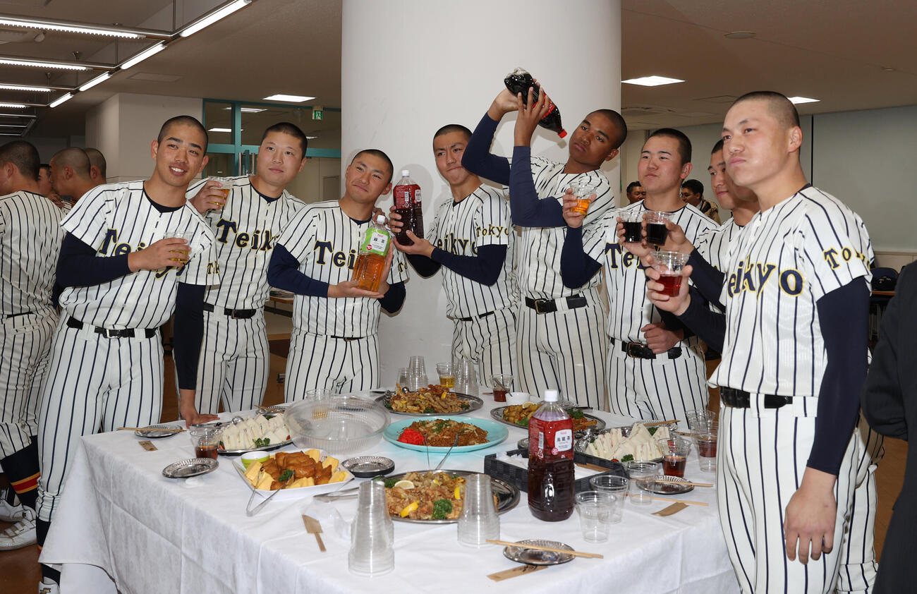 センバツ出場が決定した帝京ナインは軽食をとる（撮影・柴田隆二）