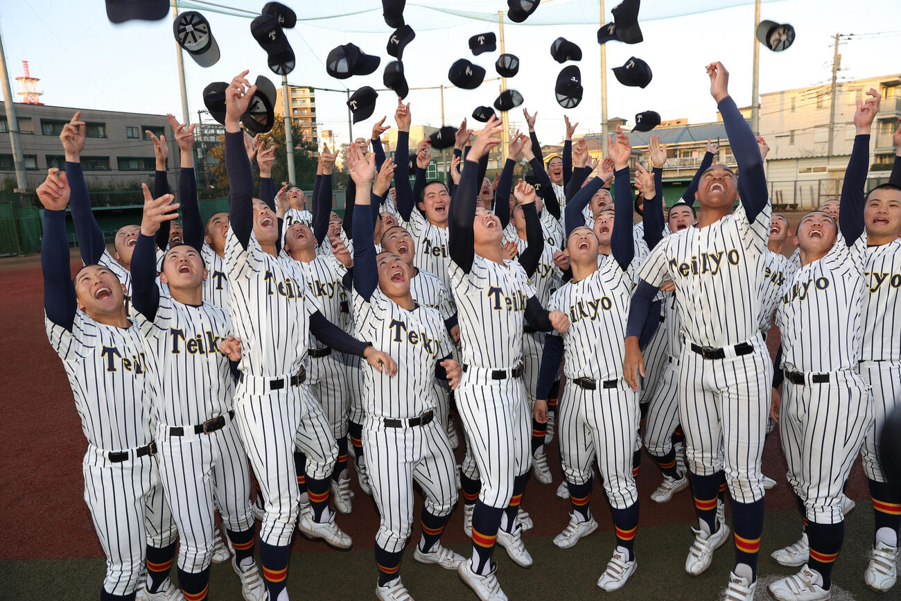 センバツ出場が決定し喜ぶ帝京ナイン（撮影・柴田隆二）