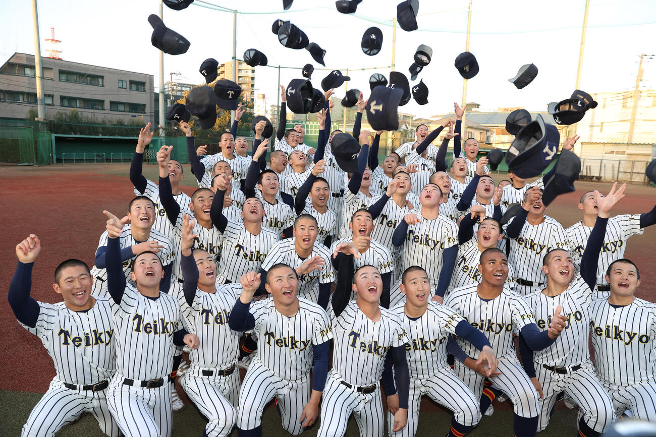 センバツ出場が決定し喜ぶ帝京ナイン（撮影・柴田隆二）