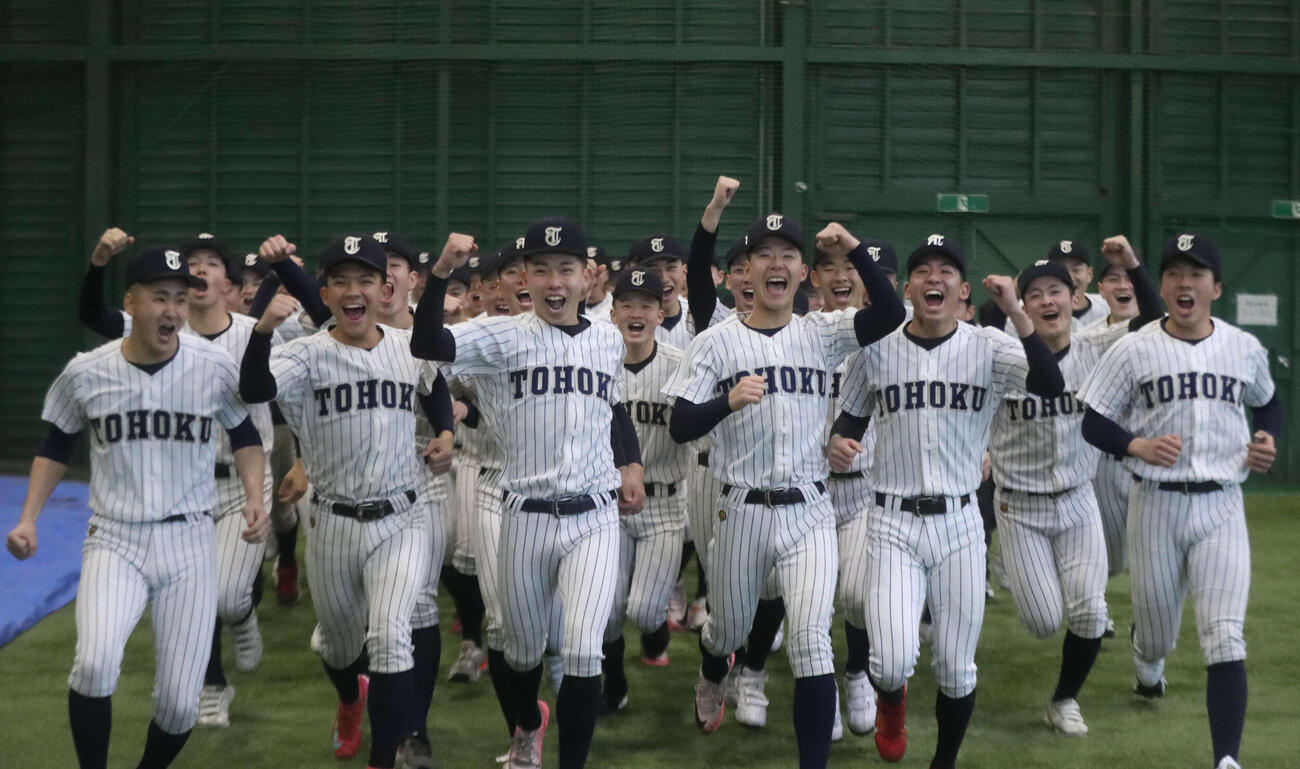 センバツ出場が決定し喜びを爆発させる東北ナイン（撮影・高橋香奈）