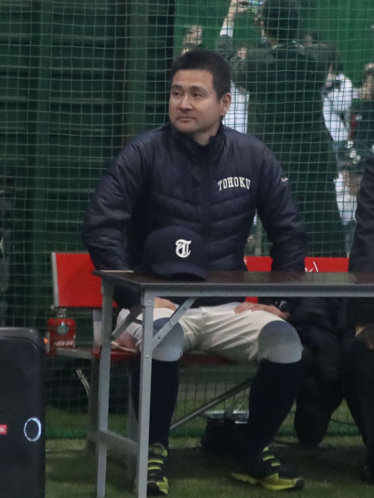 センバツ出場が決定し安堵（あんど）の表情を見せる東北・我妻監督（撮影・高橋香奈）