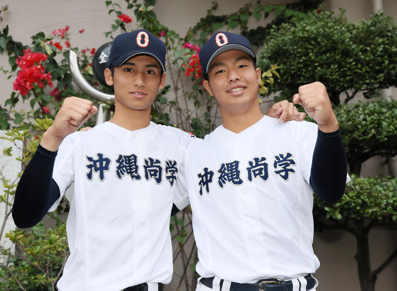 センバツ出場が決定し、ガッツポーズする沖縄尚学の新垣（左）と末吉（撮影・加藤哉）