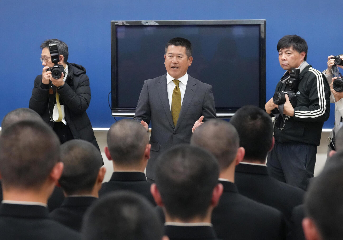 センバツ出場を逃し、選手らを前に話をする上尾・高野監督（撮影・足立雅史）