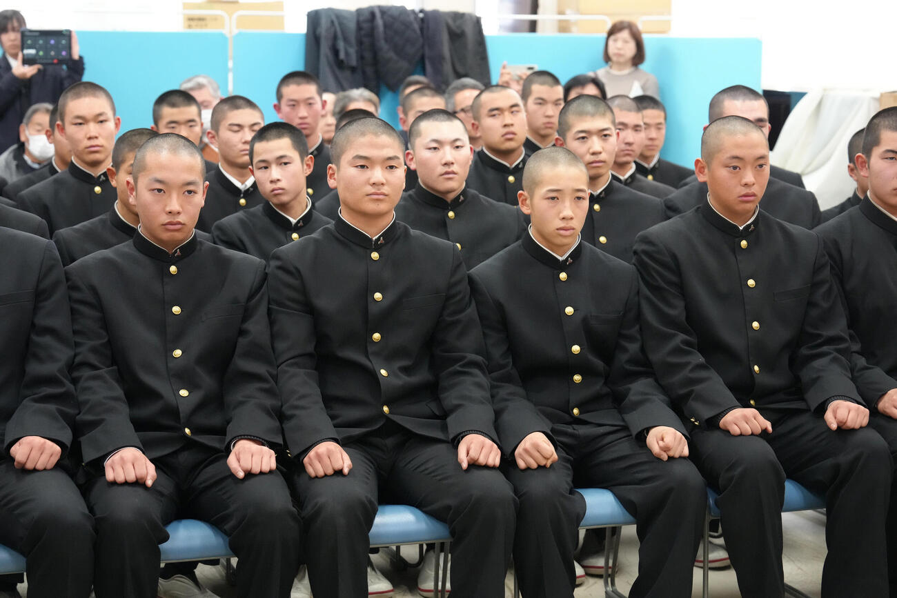 センバツ出場を逃した上尾の森田（前列中央左）、国井（同右）両主将ら（撮影・足立雅史）